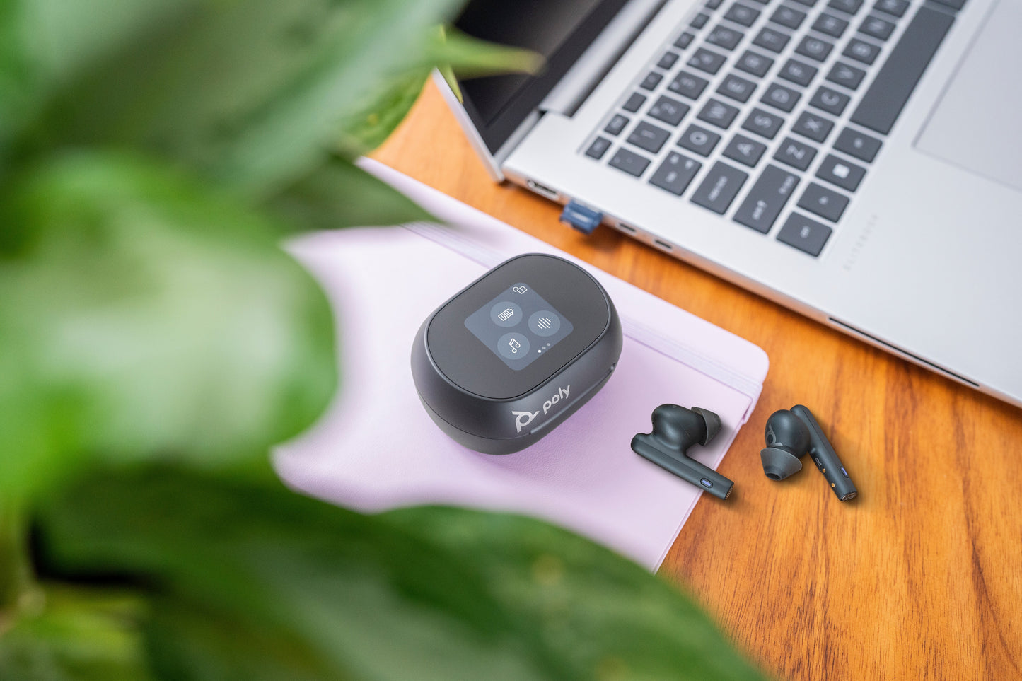 Auriculares Inalámbricos HP Poly Voyager Free 60+ | Adaptador BT700 USB-C, Estuche Táctil de Carga