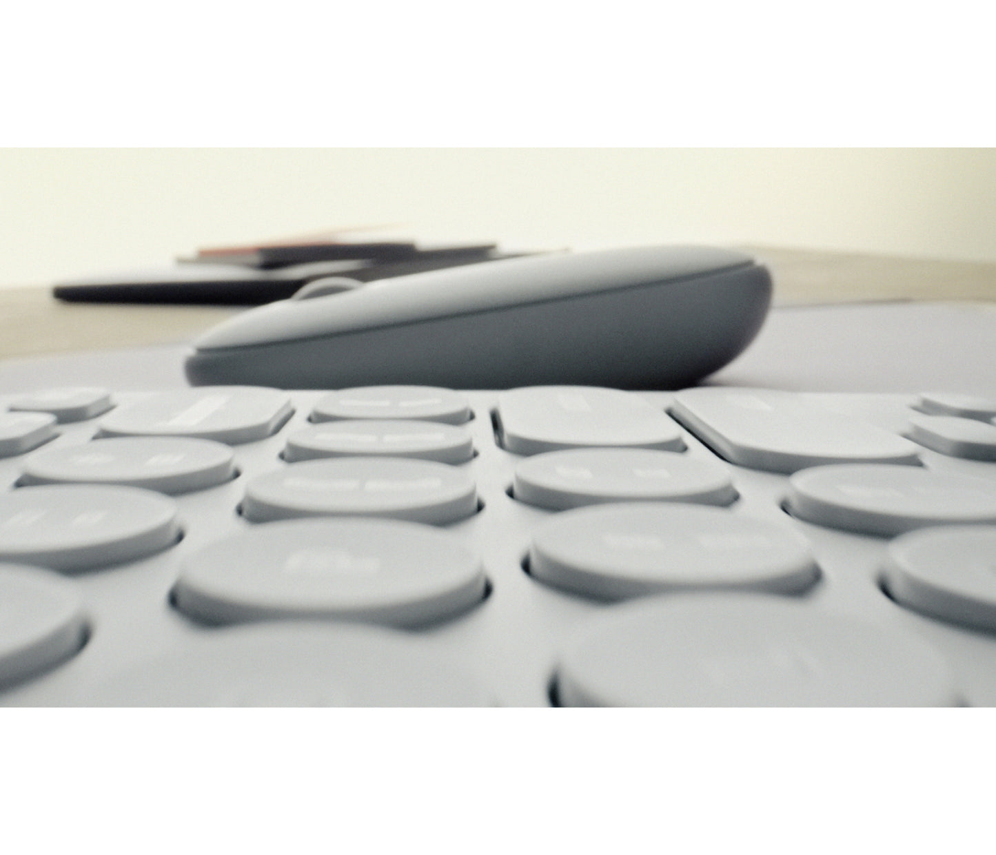 Mouse Logitech Pebble 2 M350s - Bluetooth - USB - Óptico - Grafito - Inalámbrico - 10m - 4000 Dpi - Rueda de Desplazamiento - Simétrico - 1 X Aa Battery Supported